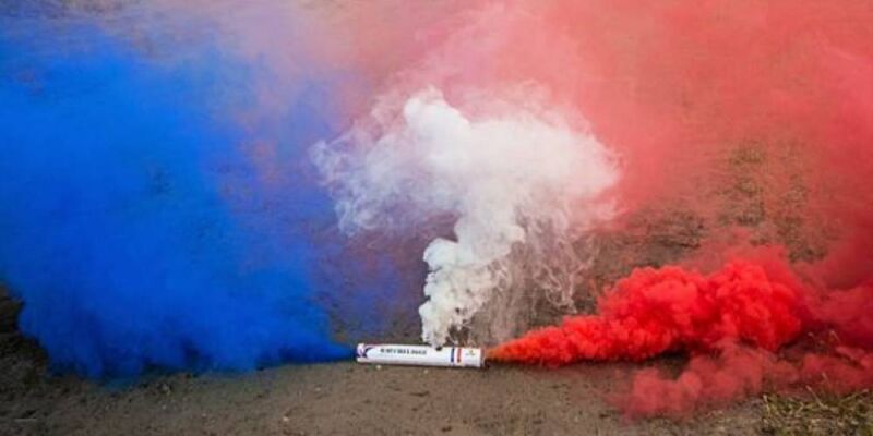 Passende Rauch-Flagge zum Französischen Nationalfeiertag - Passende Rauch-Flagge zum Französischen Nationalfeiertag
