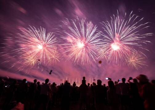 Feuerwerk vor Menschenmenge
