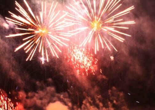 Feuerwerk am Himmel und Rauch