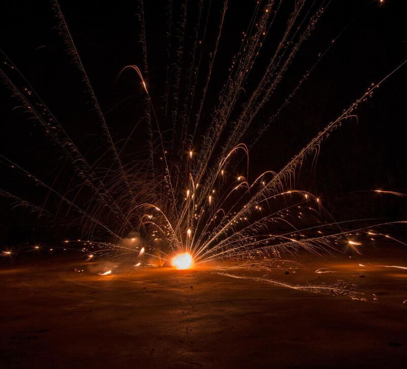Pyroland Explosiv Car Bunte Kubische Kanonenschlage 25 Stuck Pyroland Feuerwerk Shop