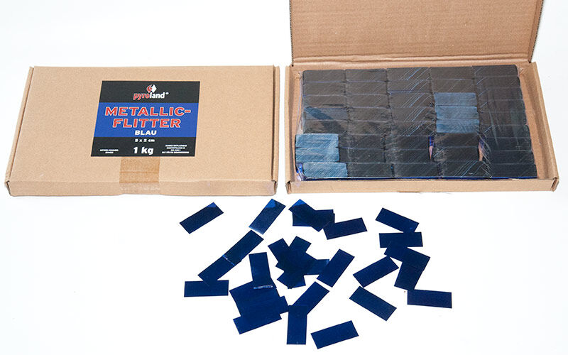 Metallic Flitter - Blau 1kg (Pappschachtel) Für professionelle Konfetti-Kanonen im In- und Outdoorbereich. Eignet sich hervorragend zur Dekoration und kann bei Feierlichkeiten auch sehr gut geworfen werden. Mit aufregendem Metallic-Effekt. Schwer entflammbar gem. DIN 4102-1/B1 Zertifikat: B1 Größe: 50 x 20 mm Inhalt: 1 Kg Verpackung: Pappschachtel Material: Metallic-Folie